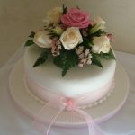 Single tier wedding cake with fresh flower arrangement 