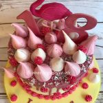 Flamingo & meringue drip cake